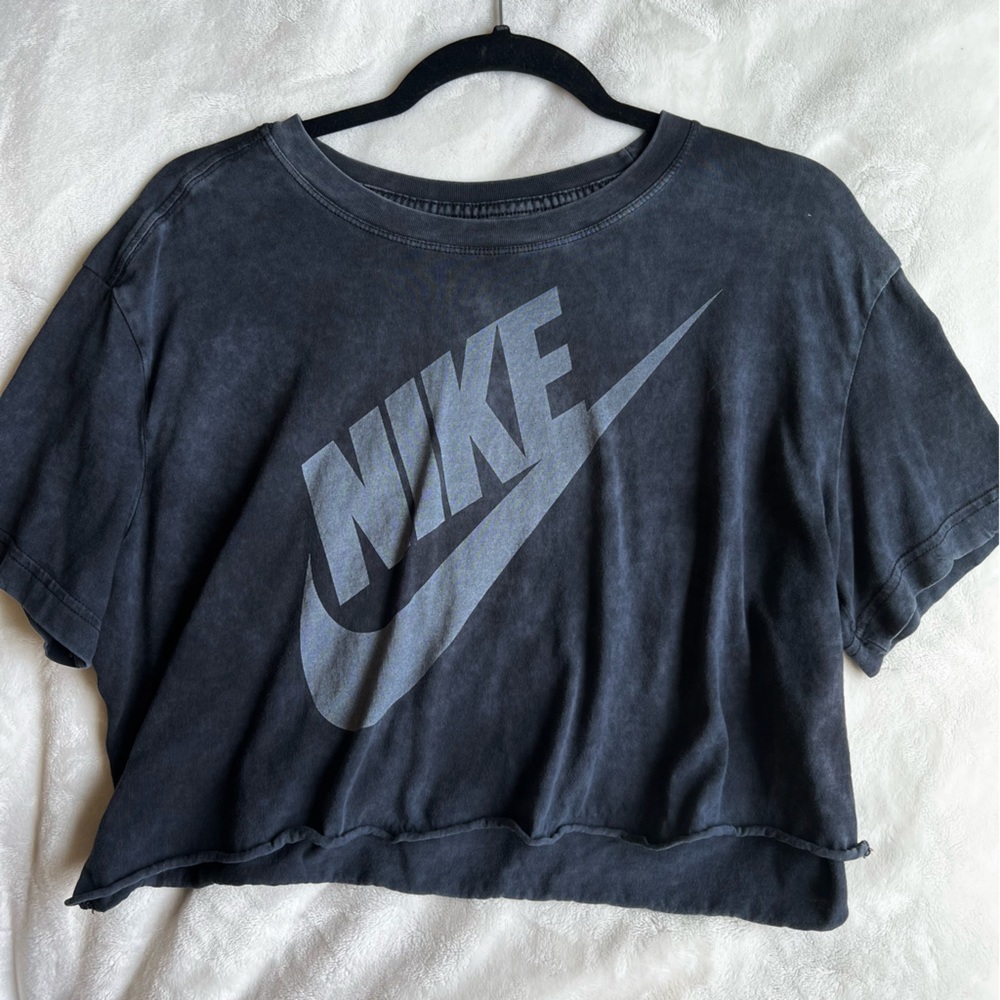 Nike Short Sleeve Cropped Tee - Loose Fit w/ Logo Size M